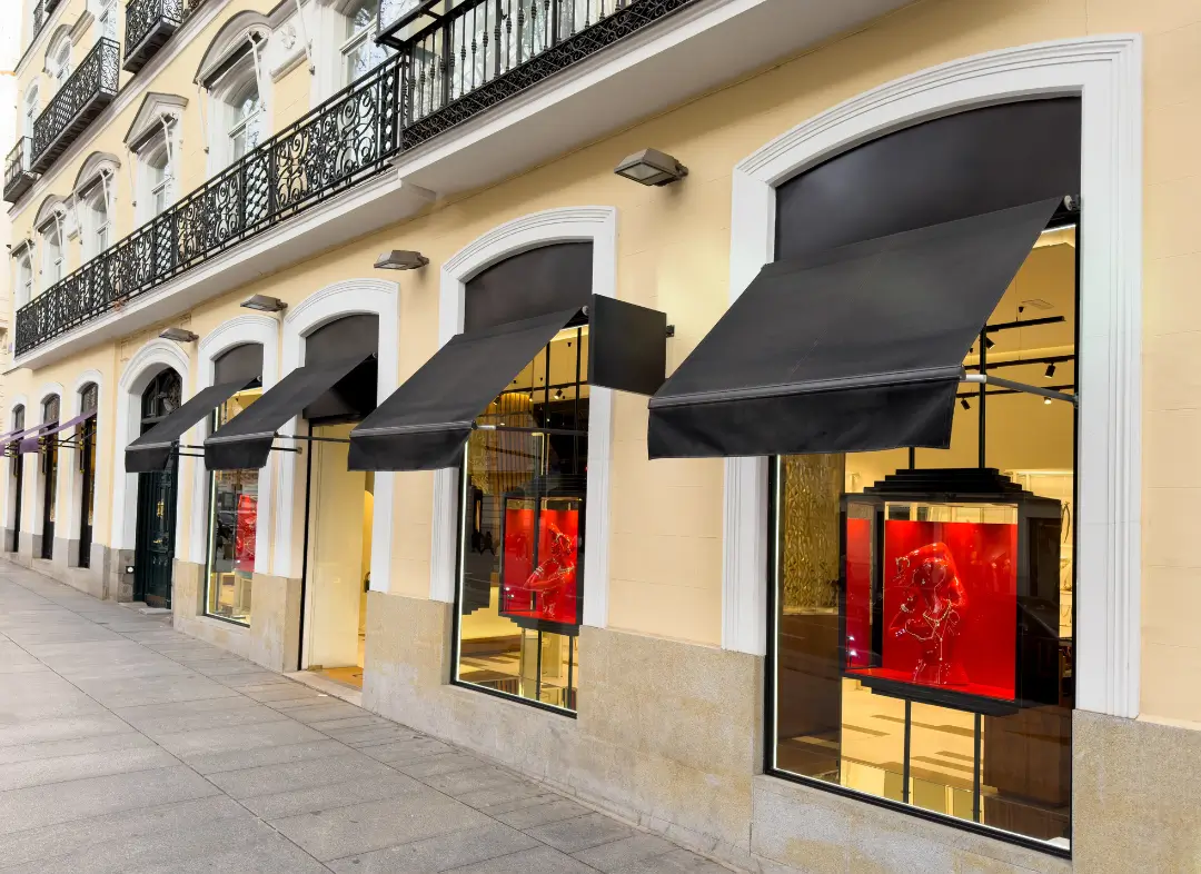 Façade vitrine de magasin en aluminium sur mesure à Montaigu-Vendée